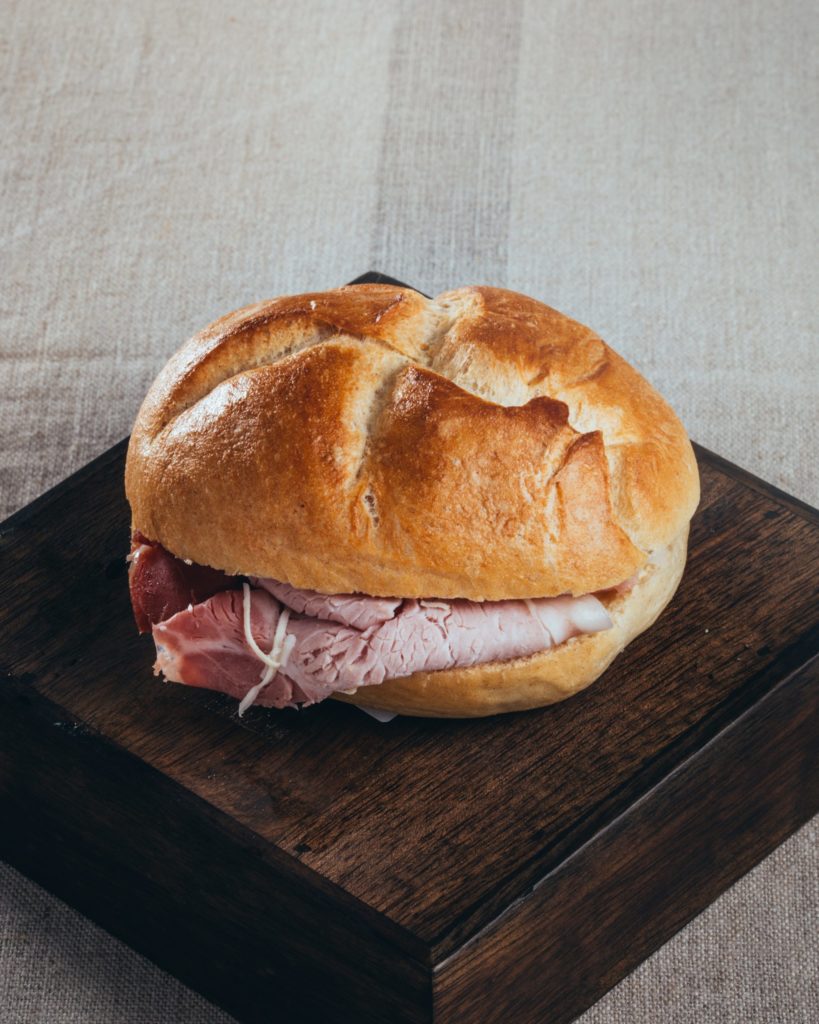 Bäckerei Hager Monatssnack Dezember 2019 Handsemmel mit Beinschinken