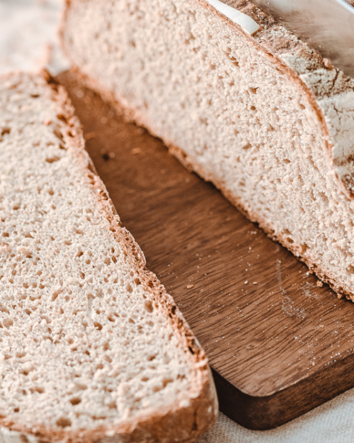 Mit Brot und Gebäck am Frühstückstisch fit in den Tag