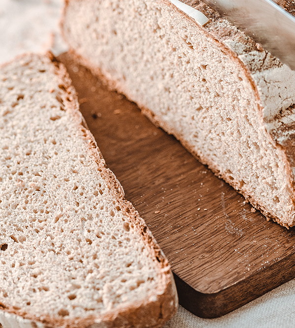 Mit Brot und Gebäck am Frühstückstisch fit in den Tag