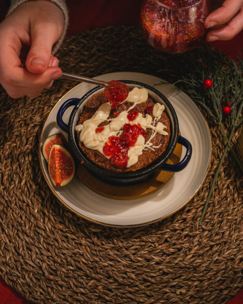 Weihnachtlicher Brotpudding mit Preiselbeeren und Feigen