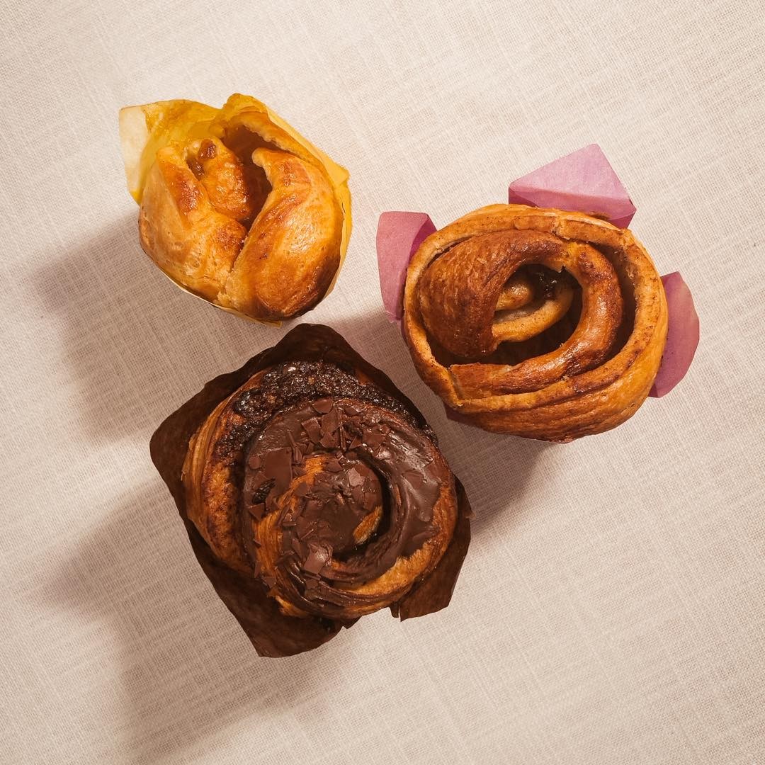 Wir sind schwer verliebt 🥰 ganz neu bei uns - Cruffins = Croissant Muffins in den Sorten

🍫 Schokolade
🍑 Marille
🧁 Zimt-Zucker mit Orangen-Rosinen